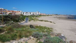 plage de sable visible depuis les wagons du petit train du Cap d'Agde