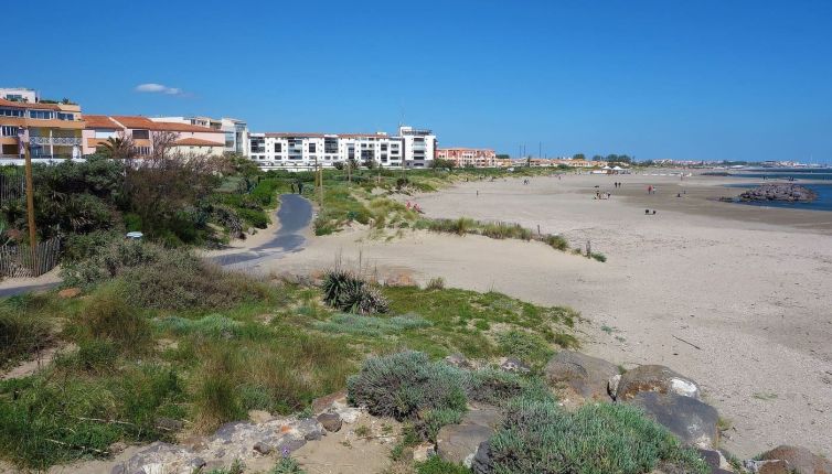 plage de sable visible depuis les wagons du petit train du Cap d'Agde