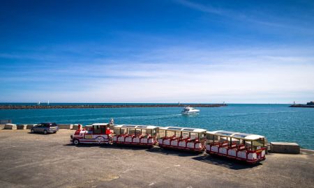 westliche Schaltung die kleinen Lokomotivzüge, die ihre rot-weißen Waggons ziehen, Vorstellung von Aktivitäten in Cap d'Agde